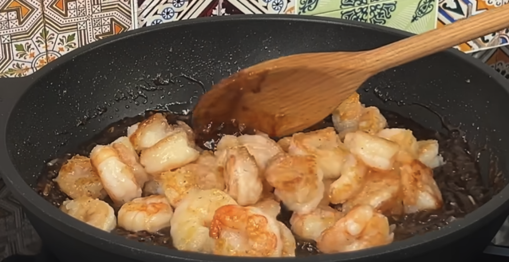 Krevety v aromatické česnekovo-zázvorové omáčce se sójovou a ústřicovou omáčkou