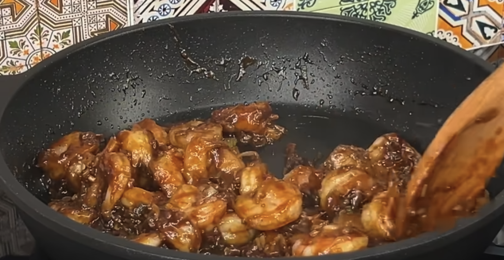 Krevety v aromatické česnekovo-zázvorové omáčce se sójovou a ústřicovou omáčkou