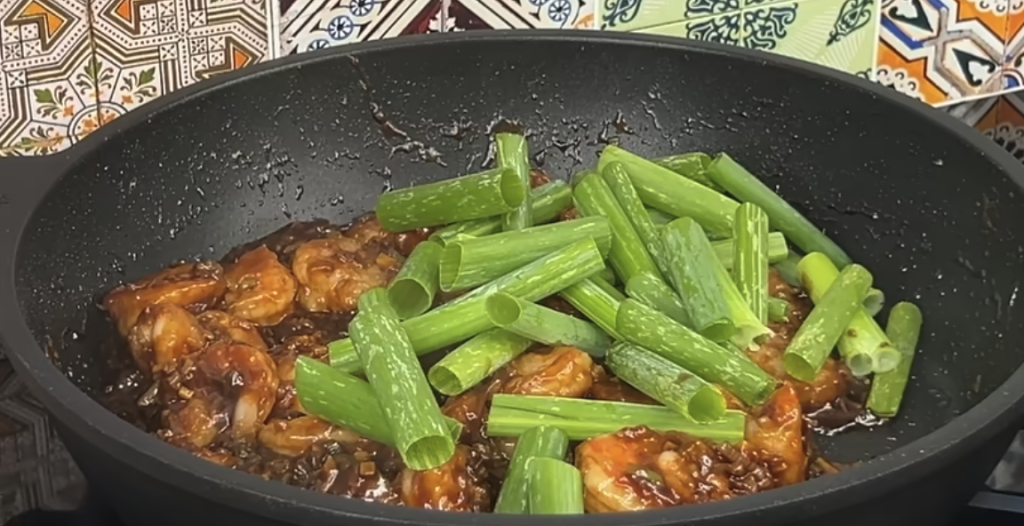 Krevety v aromatické česnekovo-zázvorové omáčce se sójovou a ústřicovou omáčkou