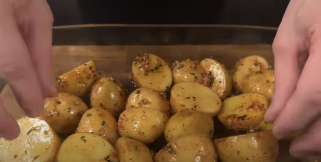 Vepřová panenka ve slanině s pečenými bramborami a jablečno-hořčicovou omáčkou