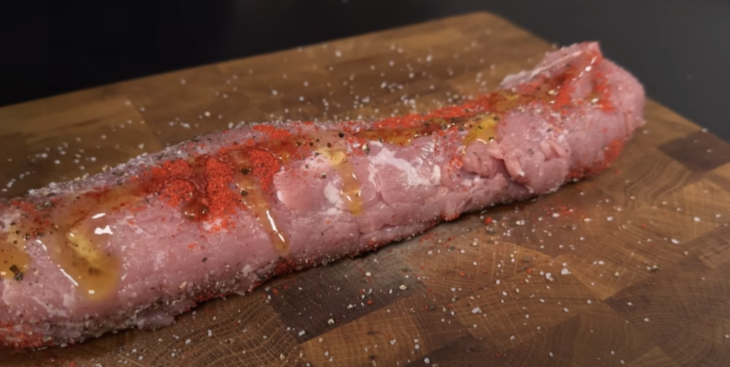 Vepřová panenka ve slanině s pečenými bramborami a jablečno-hořčicovou omáčkou