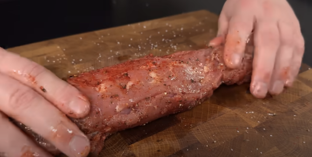 Vepřová panenka ve slanině s pečenými bramborami a jablečno-hořčicovou omáčkou