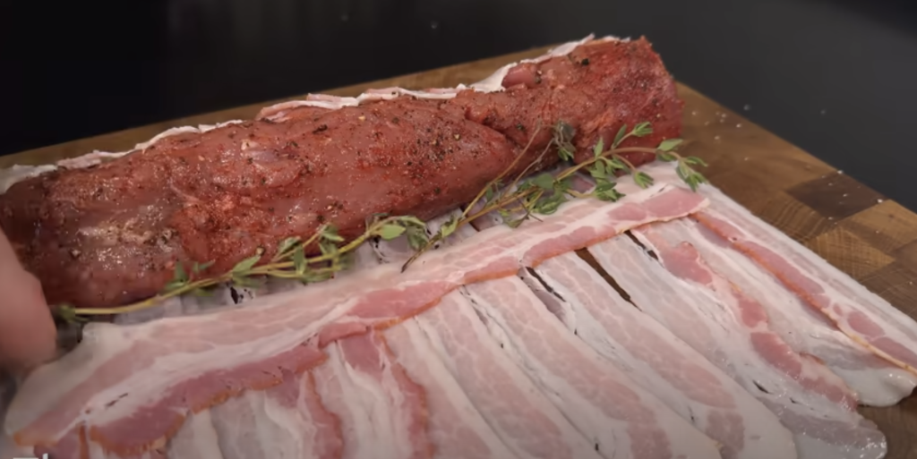 Vepřová panenka ve slanině s pečenými bramborami a jablečno-hořčicovou omáčkou