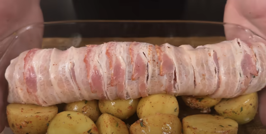 Vepřová panenka ve slanině s pečenými bramborami a jablečno-hořčicovou omáčkou