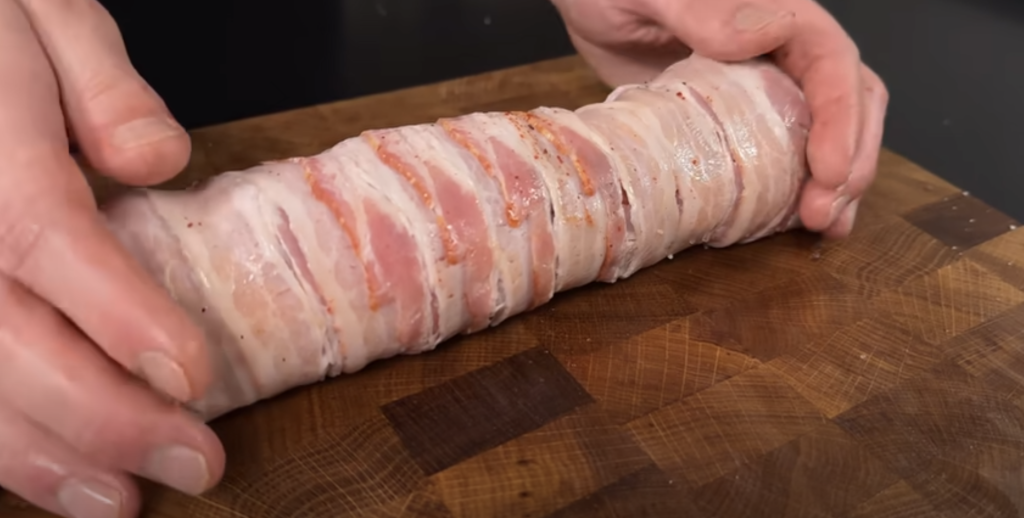 Vepřová panenka ve slanině s pečenými bramborami a jablečno-hořčicovou omáčkou