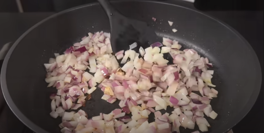 Vepřová panenka ve slanině s pečenými bramborami a jablečno-hořčicovou omáčkou