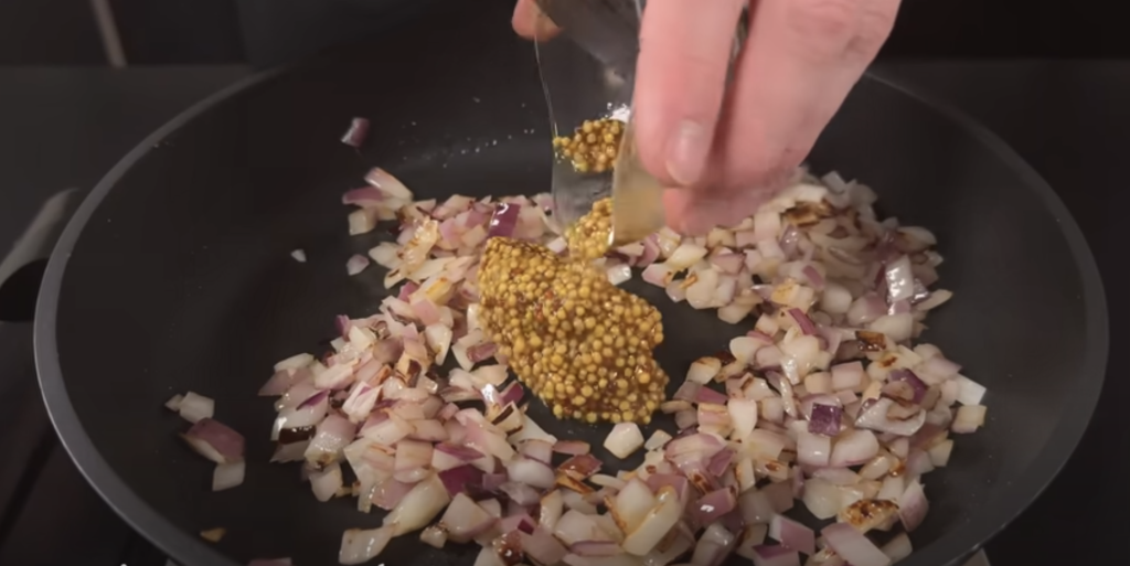 Vepřová panenka ve slanině s pečenými bramborami a jablečno-hořčicovou omáčkou