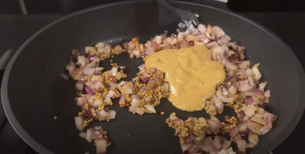 Vepřová panenka ve slanině s pečenými bramborami a jablečno-hořčicovou omáčkou