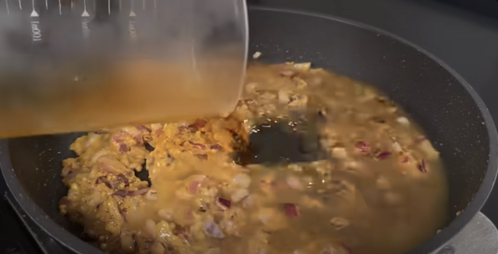 Vepřová panenka ve slanině s pečenými bramborami a jablečno-hořčicovou omáčkou