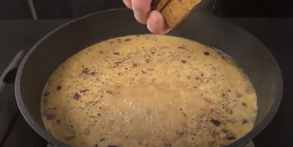 Vepřová panenka ve slanině s pečenými bramborami a jablečno-hořčicovou omáčkou