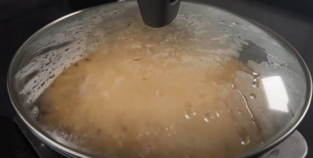 Vepřová panenka ve slanině s pečenými bramborami a jablečno-hořčicovou omáčkou