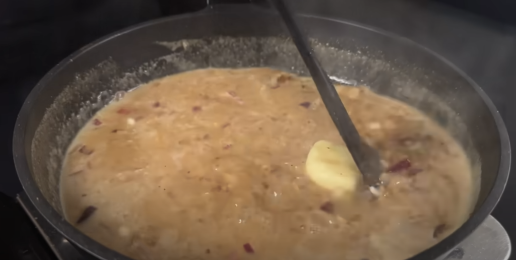 Vepřová panenka ve slanině s pečenými bramborami a jablečno-hořčicovou omáčkou