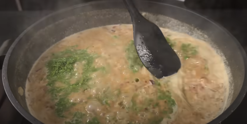 Vepřová panenka ve slanině s pečenými bramborami a jablečno-hořčicovou omáčkou