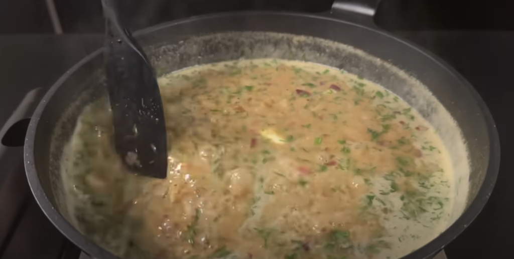 Vepřová panenka ve slanině s pečenými bramborami a jablečno-hořčicovou omáčkou