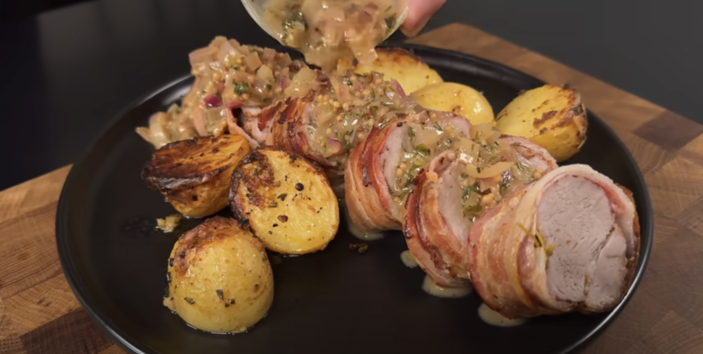 Vepřová panenka ve slanině s pečenými bramborami a jablečno-hořčicovou omáčkou