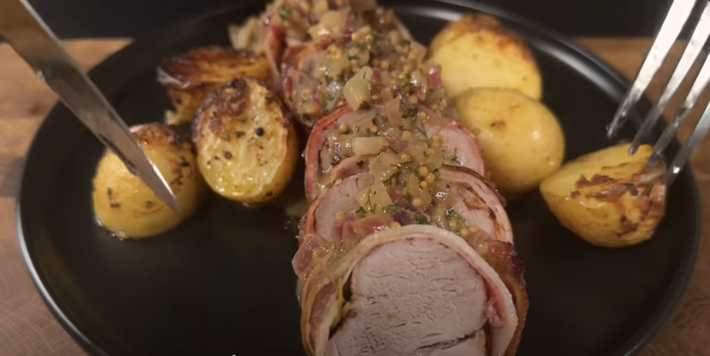 Vepřová panenka ve slanině s pečenými bramborami a jablečno-hořčicovou omáčkou