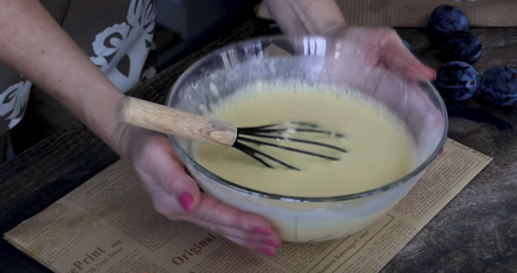 Voňavé švestkové palačinky se sladkou strouhankou pečené v troubě