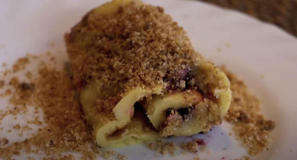 Voňavé švestkové palačinky se sladkou strouhankou pečené v troubě