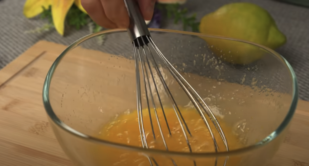 Voňavý citronový koláč se spirálou krému – nadýchaný, svěží a krásně šťavnatý