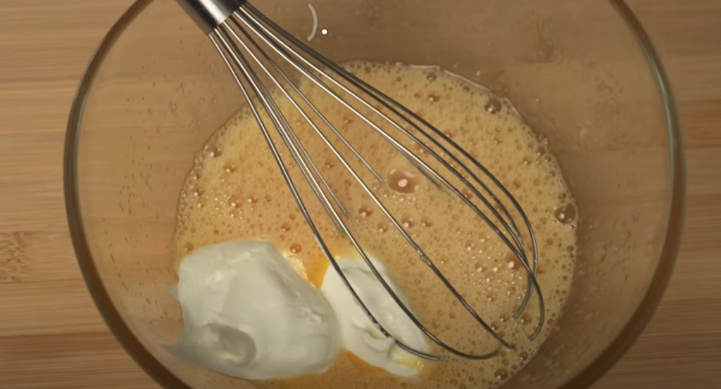 Voňavý citronový koláč se spirálou krému – nadýchaný, svěží a krásně šťavnatý