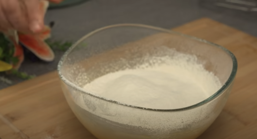 Voňavý citronový koláč se spirálou krému – nadýchaný, svěží a krásně šťavnatý