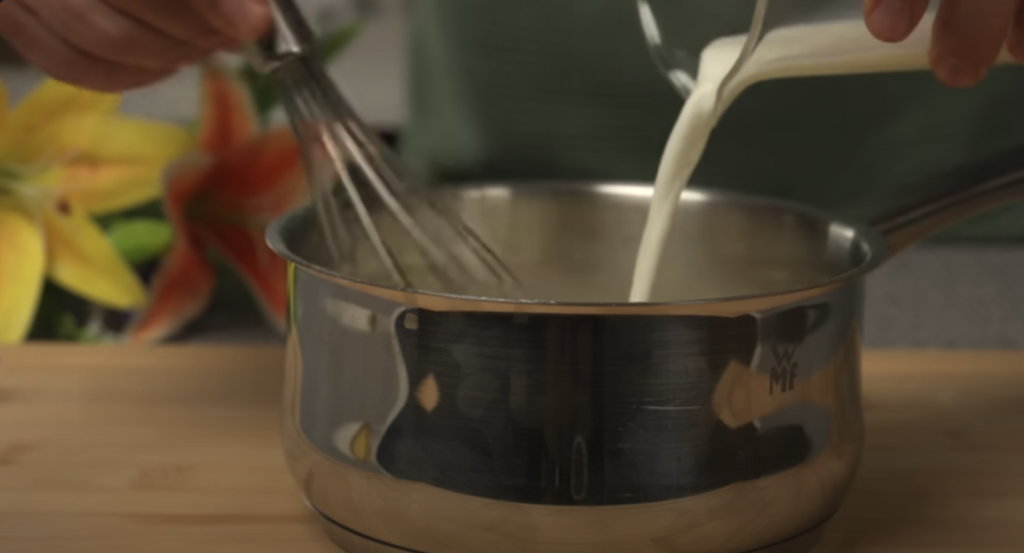 Voňavý citronový koláč se spirálou krému – nadýchaný, svěží a krásně šťavnatý