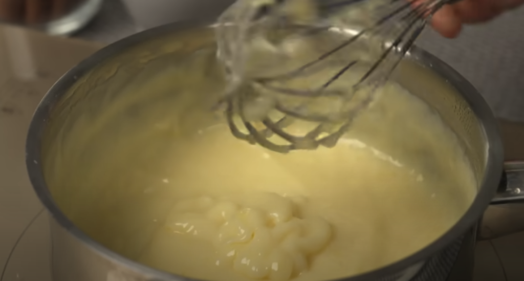 Voňavý citronový koláč se spirálou krému – nadýchaný, svěží a krásně šťavnatý