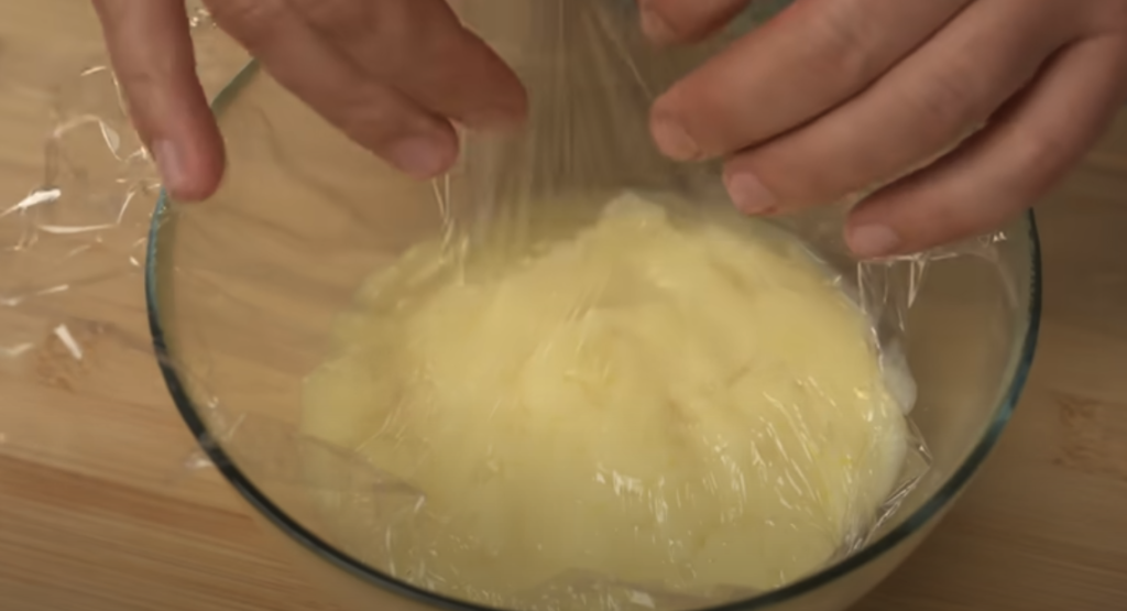 Voňavý citronový koláč se spirálou krému – nadýchaný, svěží a krásně šťavnatý