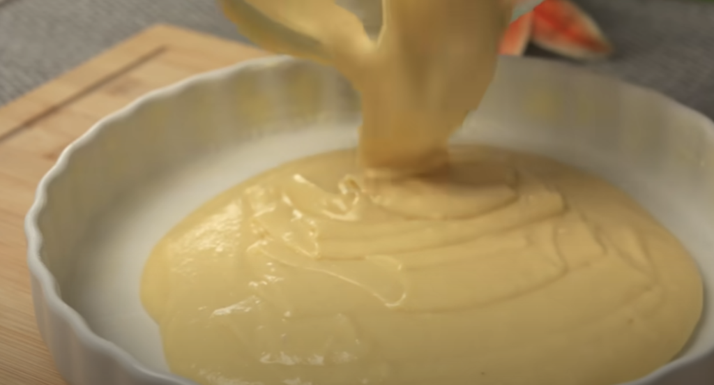 Voňavý citronový koláč se spirálou krému – nadýchaný, svěží a krásně šťavnatý