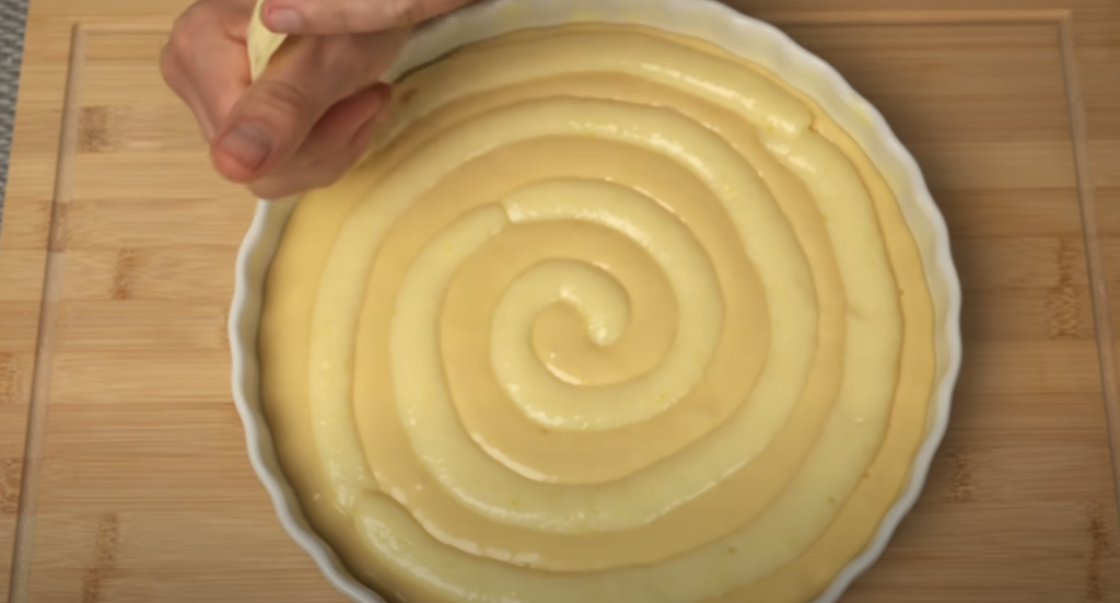 Voňavý citronový koláč se spirálou krému – nadýchaný, svěží a krásně šťavnatý
