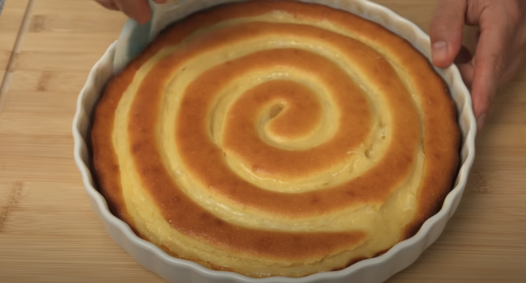 Voňavý citronový koláč se spirálou krému – nadýchaný, svěží a krásně šťavnatý