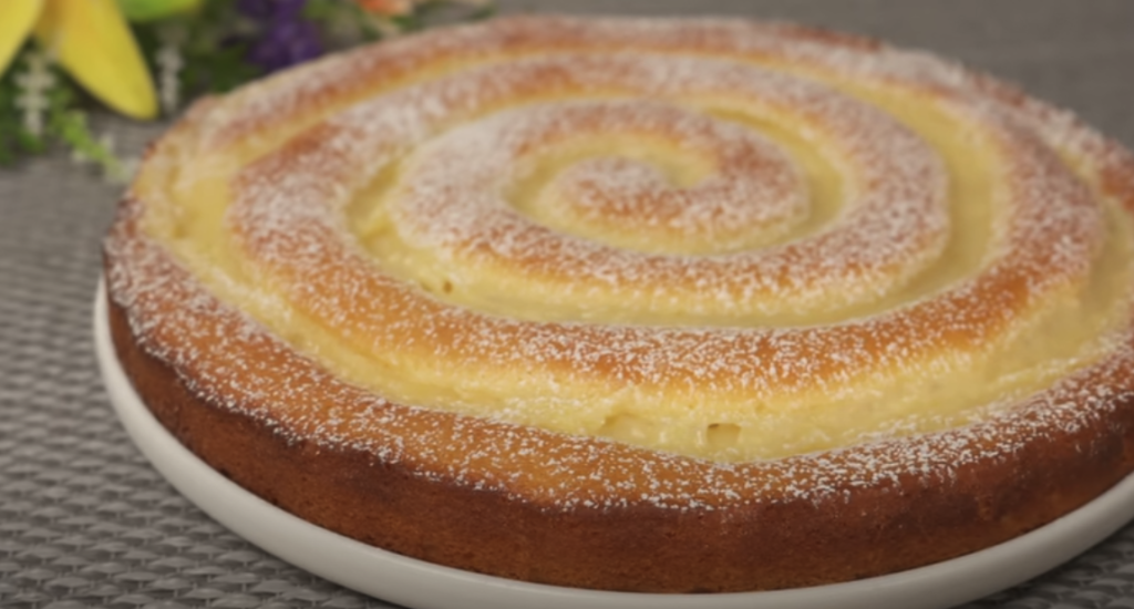 Voňavý citronový koláč se spirálou krému – nadýchaný, svěží a krásně šťavnatý