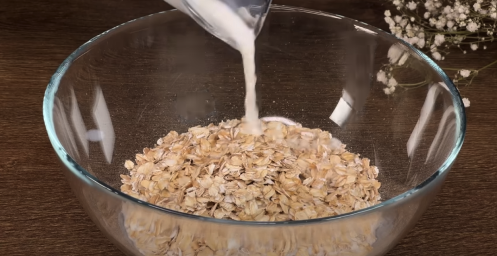 Vrstvený mrkvový dort s datlemi, vločkami, pomerančovým krémem a mandlemi