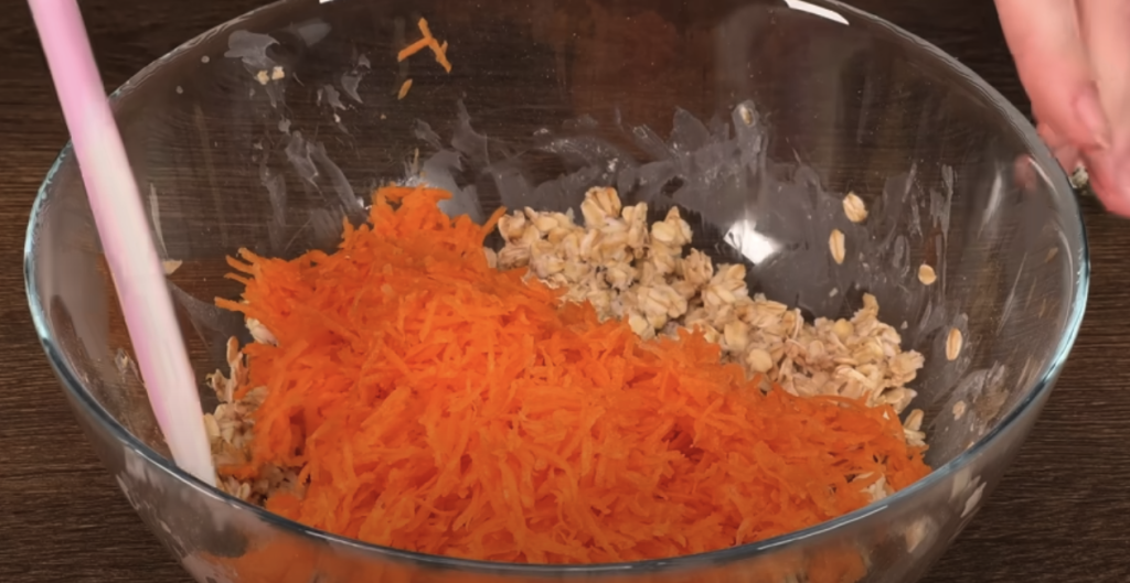 Vrstvený mrkvový dort s datlemi, vločkami, pomerančovým krémem a mandlemi