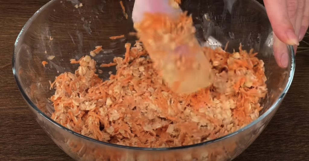 Vrstvený mrkvový dort s datlemi, vločkami, pomerančovým krémem a mandlemi