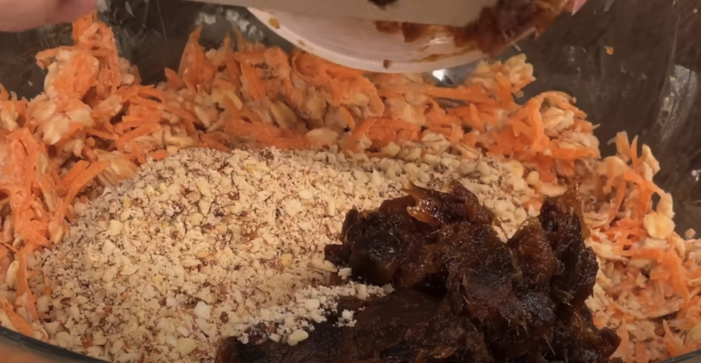 Vrstvený mrkvový dort s datlemi, vločkami, pomerančovým krémem a mandlemi