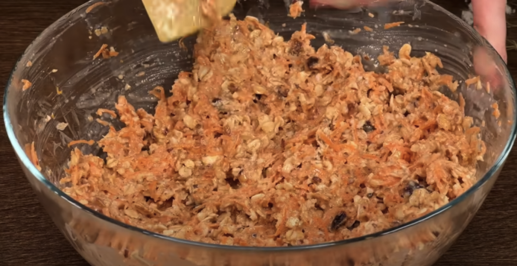 Vrstvený mrkvový dort s datlemi, vločkami, pomerančovým krémem a mandlemi