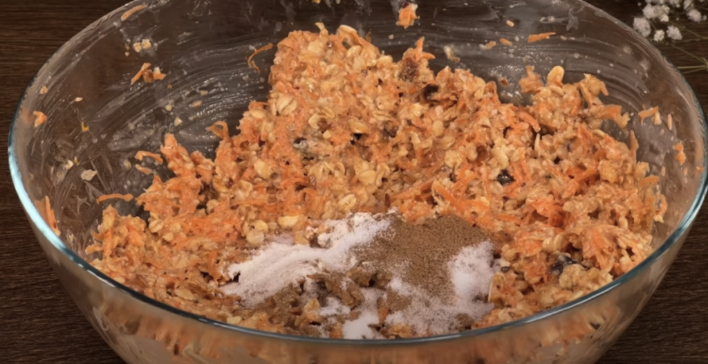 Vrstvený mrkvový dort s datlemi, vločkami, pomerančovým krémem a mandlemi