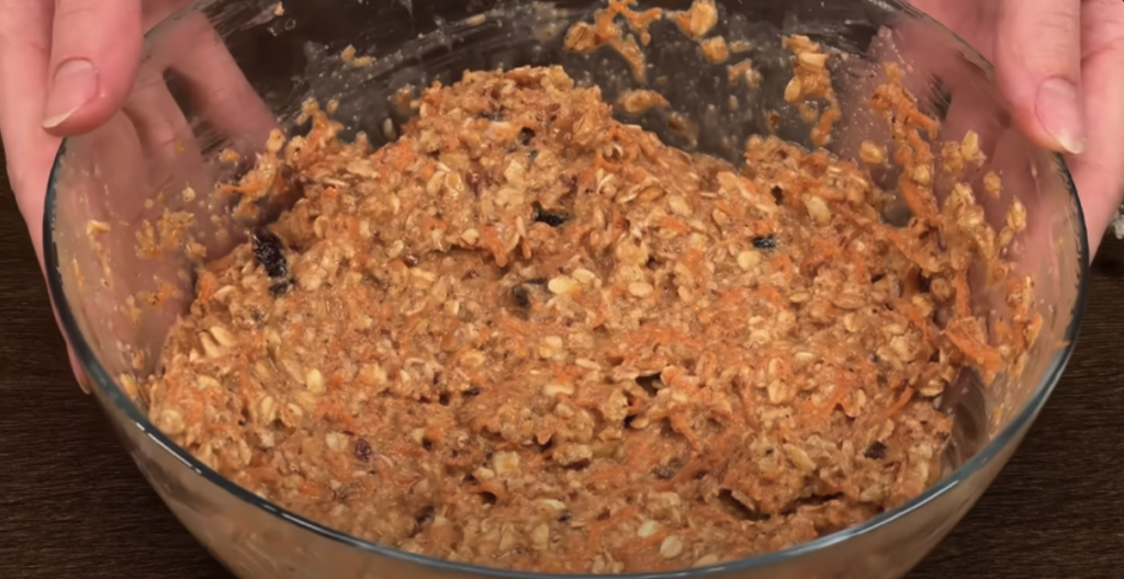 Vrstvený mrkvový dort s datlemi, vločkami, pomerančovým krémem a mandlemi