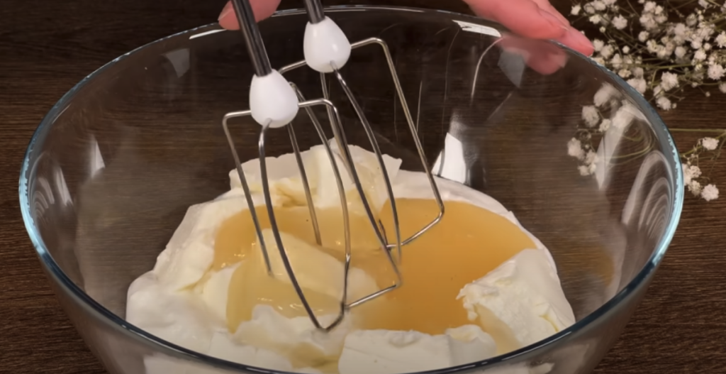 Vrstvený mrkvový dort s datlemi, vločkami, pomerančovým krémem a mandlemi