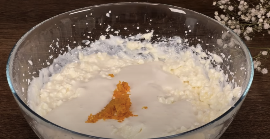 Vrstvený mrkvový dort s datlemi, vločkami, pomerančovým krémem a mandlemi