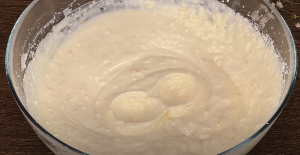 Vrstvený mrkvový dort s datlemi, vločkami, pomerančovým krémem a mandlemi