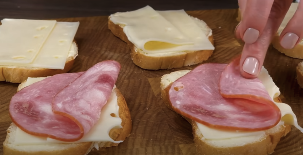 Zapečené sýrovo-šunkové sendviče se sýrem – jednoduchá a rychlá snídaně pro každého