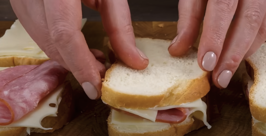 Zapečené sýrovo-šunkové sendviče se sýrem – jednoduchá a rychlá snídaně pro každého