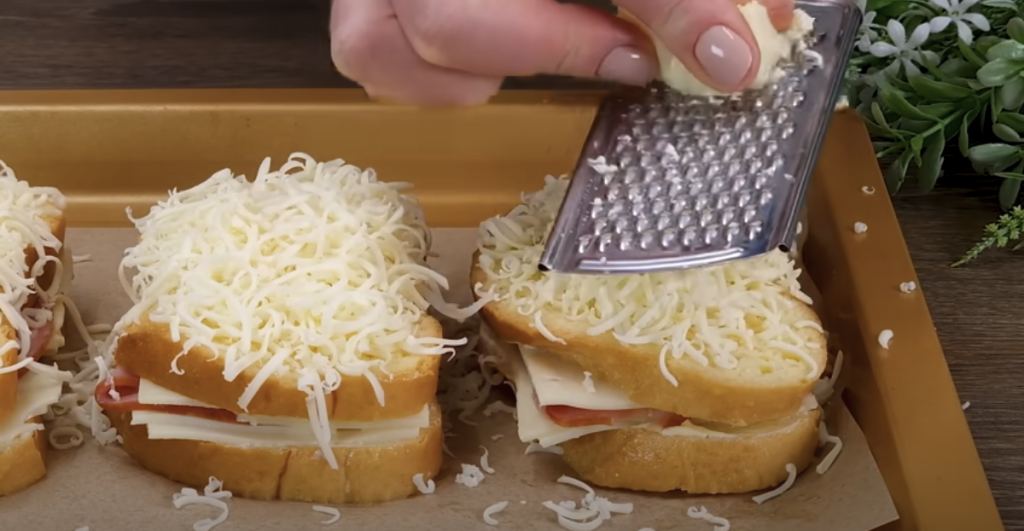 Zapečené sýrovo-šunkové sendviče se sýrem – jednoduchá a rychlá snídaně pro každého