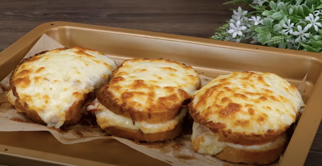 Zapečené sýrovo-šunkové sendviče se sýrem – jednoduchá a rychlá snídaně pro každého