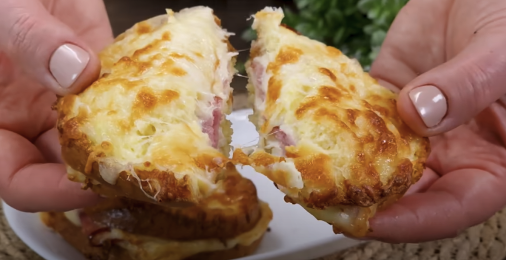 Zapečené sýrovo-šunkové sendviče se sýrem – jednoduchá a rychlá snídaně pro každého