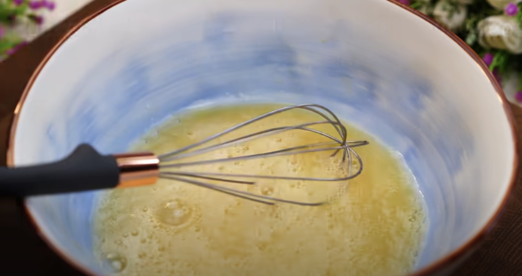 Nadýchaný citronový chlebíček s kondenzovaným mlékem, který potěší svou jemnou a svěží chutí