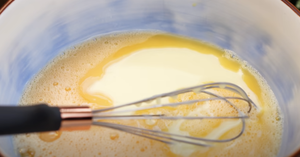 Nadýchaný citronový chlebíček s kondenzovaným mlékem, který potěší svou jemnou a svěží chutí