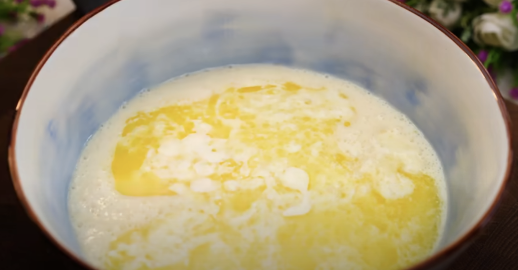 Nadýchaný citronový chlebíček s kondenzovaným mlékem, který potěší svou jemnou a svěží chutí